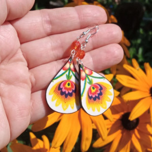 Romantyczne kolczyki na lato z żółtymi i pomarańczowymi kwiatami, biżuteria folk, wiszące kolczyki łezki w stylu boho z motywem kwiatowym