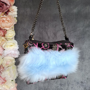 Mała torebka wizytowa z futerkiem, kuferek na łańcuszku