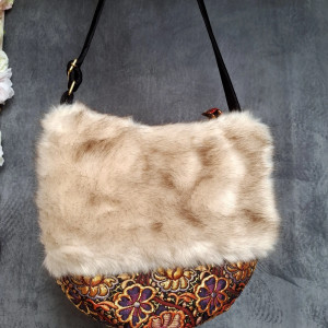 Duża torba na ramię z futerkiem i kwiatowym ornamentem