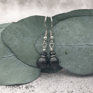 Delikatne kolczyki z kamieniem - onyks