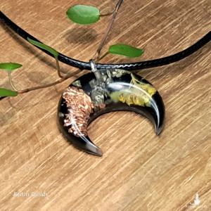 Czarna Lunula, orgonit - mały wisiorek z żywicy, bizmut i smagliczka