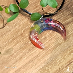 Lunula czakralna, orgonit - mały wisiorek z żywicy, ametyst i wrzosiec