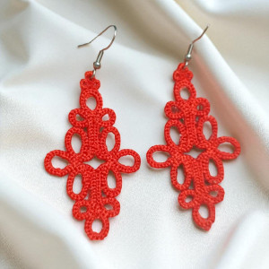 Delikatne koronkowe kolczyki haftowane - czerwone