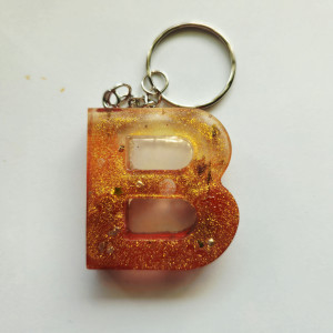 Brelok literka B galaxy czerwona ze złotem I kwiatem lawendy