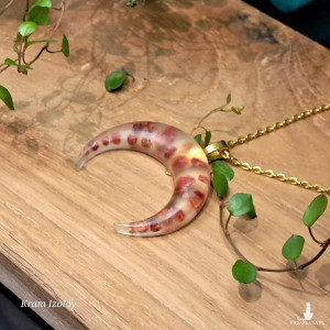 Lunula - wisiorek z żywicy, czerwone kwiaty i złoto