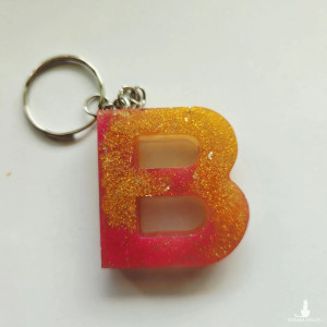Brelok literka B galaxy różowa ze złotem