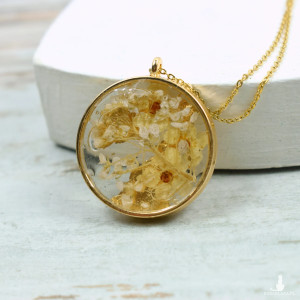 Naszyjnik z żywicy z łąkowymi kwiatami i złotymi płatkami