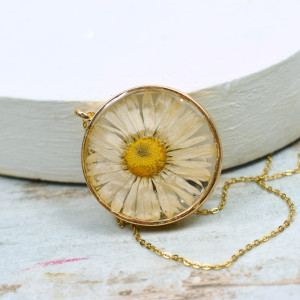 Naszyjnik z żywicy z prawdziwą stokrotką