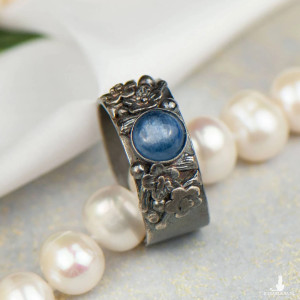 Srebrna obrączka z okrągłym kianitem w kwiatach a948