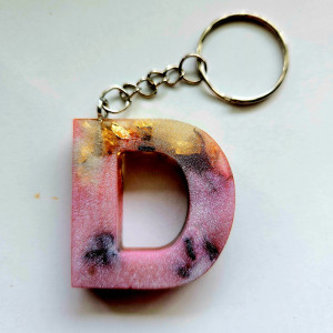Brelok literka D z żywicy różowa z złotem I kwiatem