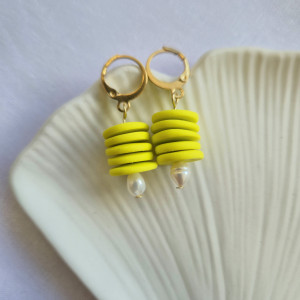 Żółte kolczyki wiszące z perłą