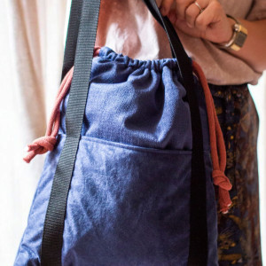 Granatowa torba z kominem