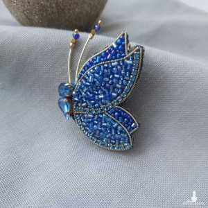Broszka motyl w kolorze szafirowo-kobaltowym