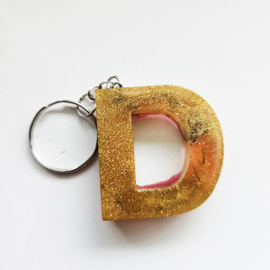 Brelok literka D z żywicy czerwona z złotem i cieniowaniem