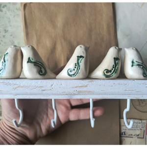 Wieszak z ptaszkami o ozdobnych skrzydełkach