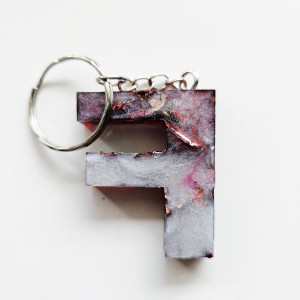 Brelok literka F z żywicy czerwona z płatkami złota