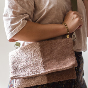 Pudroworóżowa składana kopertówka