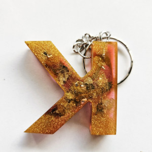 Brelok literka K z żywicy czerwona z złotem i cieniowaniem