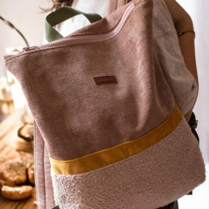 Pudroworóżowy plecak kurierski z suwakiem