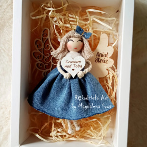 Aniołek w jeansowej spódniczce Anioł Stróż Zawieszka Na prezent