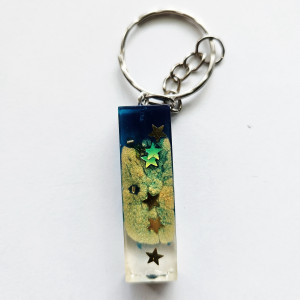 Brelok literka I galaxy niebieska ze złotem i gwiazdami