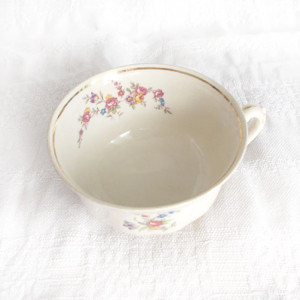 vintage filiżanka, retro filiżanka z kwiatkami, prl filiżanka Chodzież, prl filiżanki, kremowa filiżanka w kwiatki, Chodzież naczynia retro, prl naczynia vintage, kwiatki filiżanka ecru