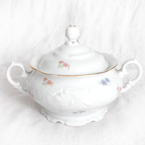 vintage cukiernica, retro cukierniczka, prl cukiernica, prl cukierniczka, vintage naczynia, retro cukiernica w kwiatki, biała cukiernica z kwiatkami, retro naczynia vintage