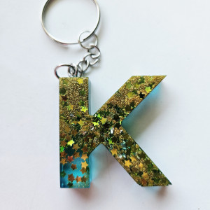 Brelok literka K galaxy niebieska ze złotem i gwiazdami