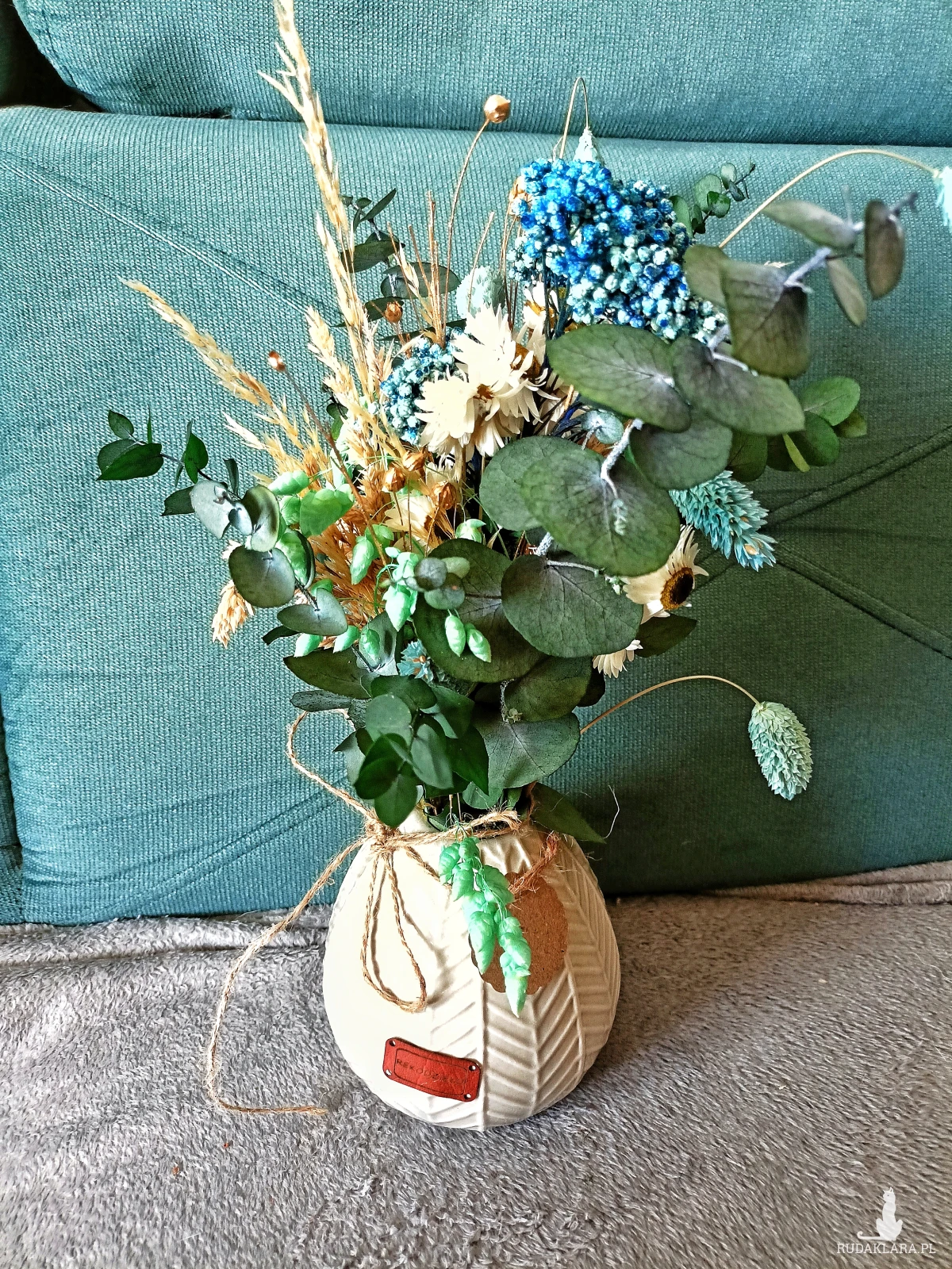 INTENSYWNIE ZIELONY BUKIET Z SUSZONYCH I STABILIZOWANYCH ROŚLIN W CERAMICZNYM WAZONIKU