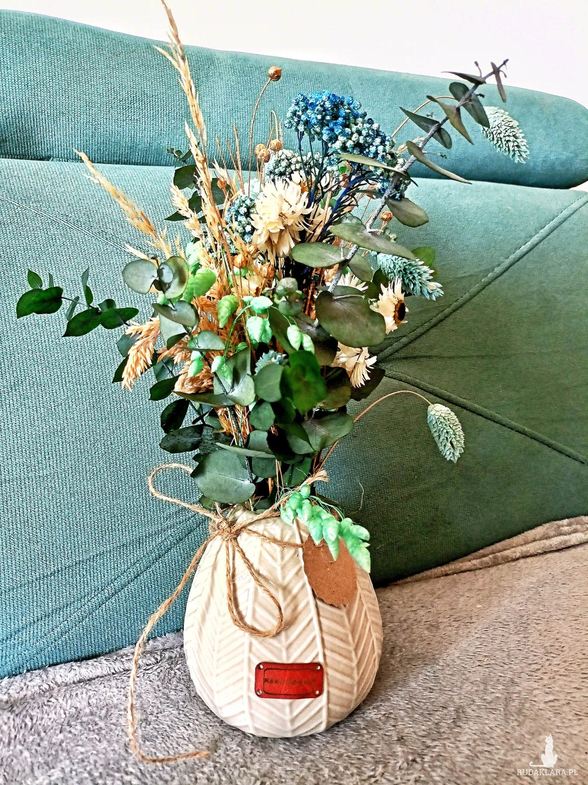 INTENSYWNIE ZIELONY BUKIET Z SUSZONYCH I STABILIZOWANYCH ROŚLIN W CERAMICZNYM WAZONIKU