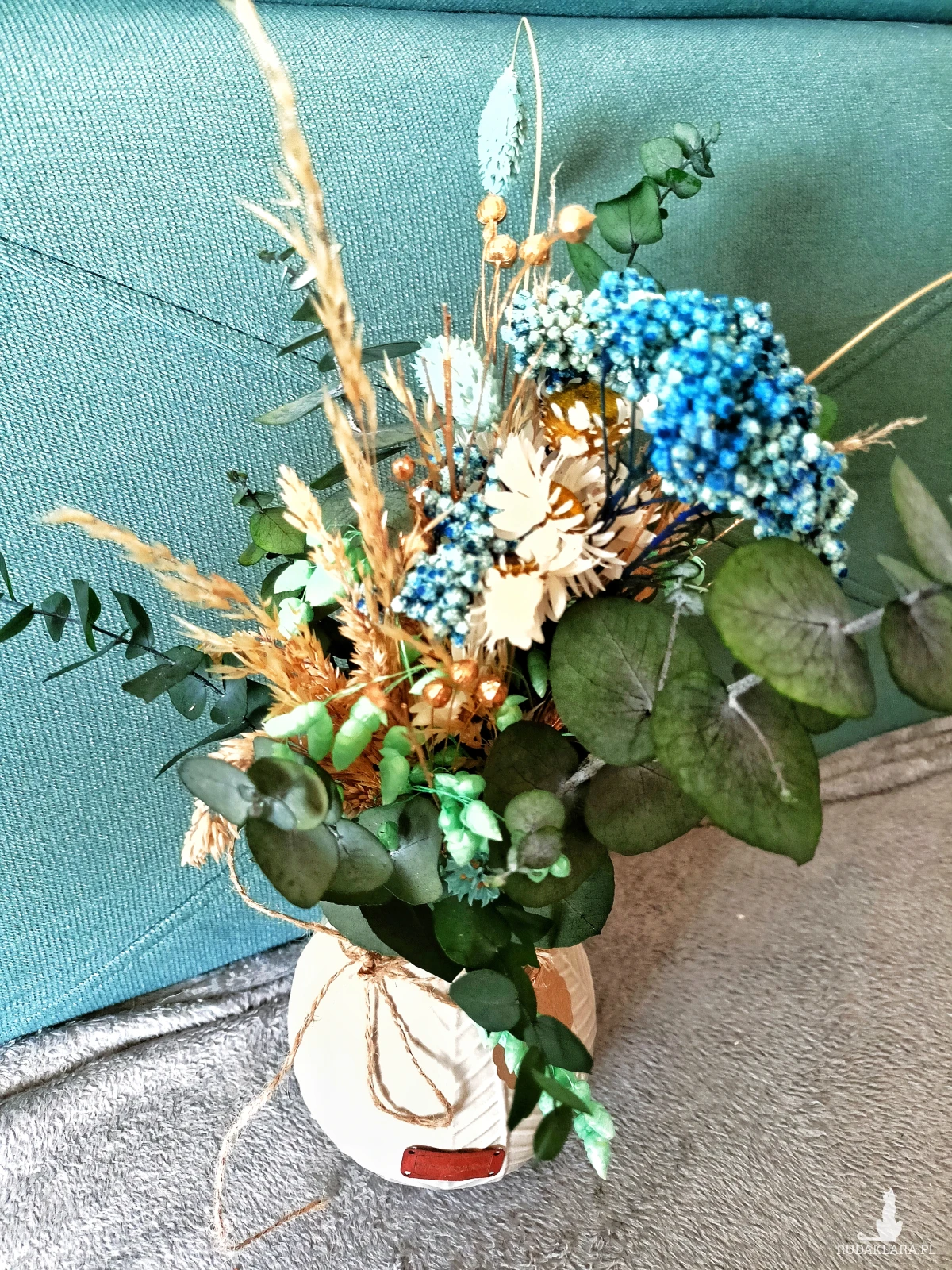 INTENSYWNIE ZIELONY BUKIET Z SUSZONYCH I STABILIZOWANYCH ROŚLIN W CERAMICZNYM WAZONIKU