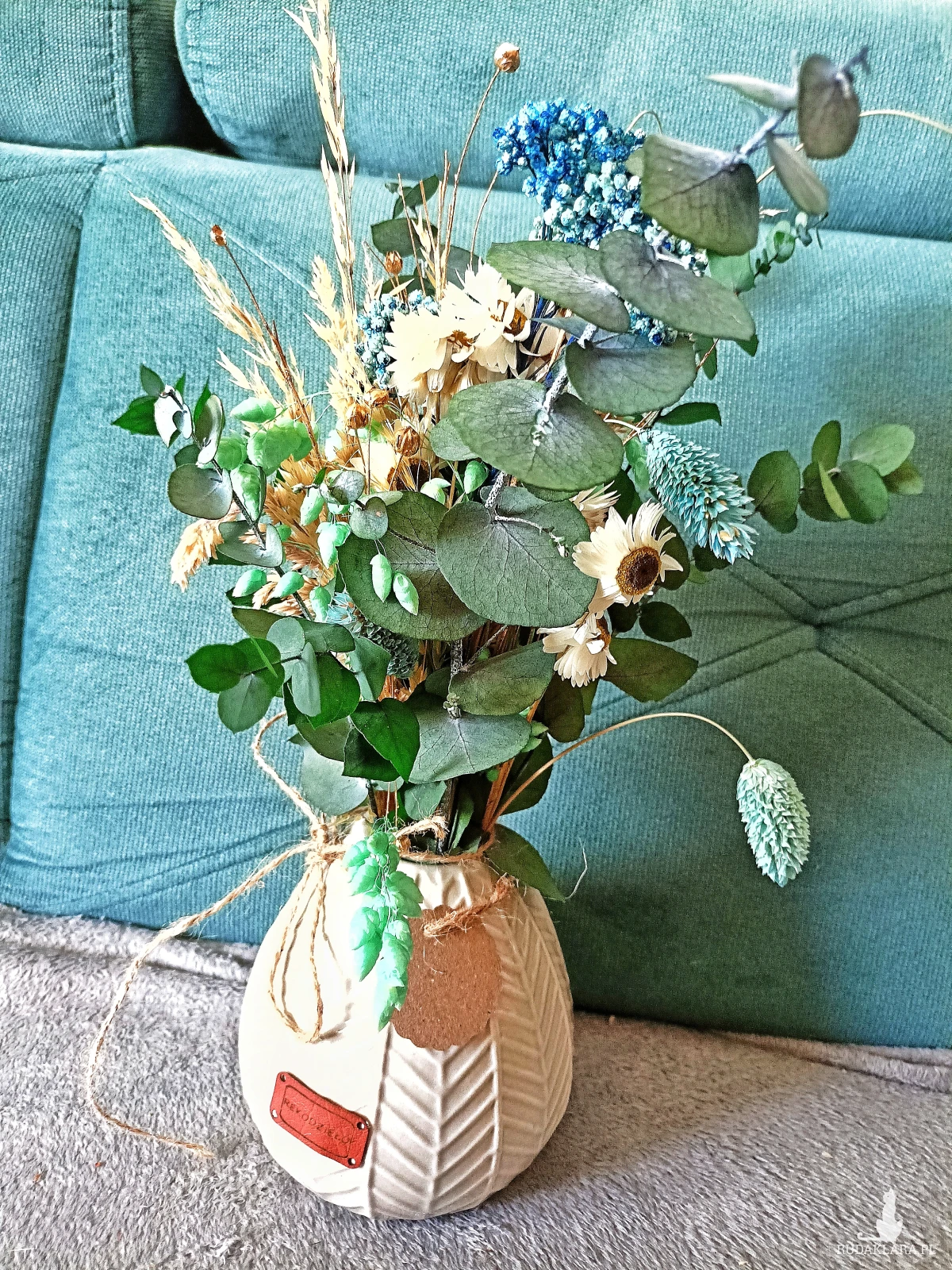 INTENSYWNIE ZIELONY BUKIET Z SUSZONYCH I STABILIZOWANYCH ROŚLIN W CERAMICZNYM WAZONIKU