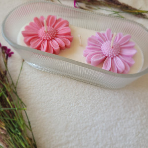 Urocza świeca sojowa  z margaretkami w grubym szkle