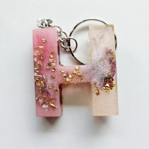 Brelok literka H z żywicy różowa z złotem I kwiatem