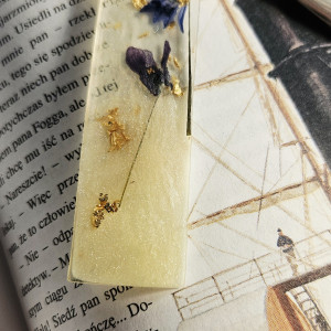 Zakładka z żywicy epoksydowej z fiołkiem i dzwonkiem złotem M25