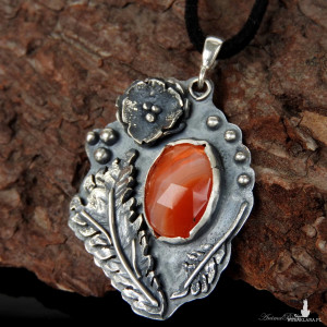 Wisiorek srebrny karneol w liściach