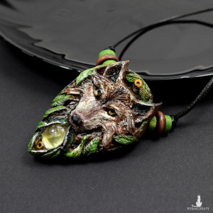 Duży wisior z motywem wilka - ręcznie rzeźbiony i malowany