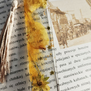 Zakładka z żywicy epoksydowej bursztynowa z płatkami azalii i kuklikiem s14