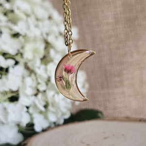 złota zawieszka złoty wisiorek naszyjnik żywica z żywicy kwiaty z kwiatami księżyc kwiaty żywica biżuteria gipsówka