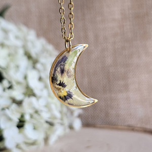 złota zawieszka złoty wisiorek naszyjnik żywica z żywicy kwiaty z kwiatami księżyc kwiaty żywica biżuteria bratek