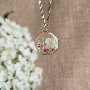 złota zawieszka złoty wisiorek naszyjnik żywica z żywicy kwiaty z kwiatami retro naturalna dziewczęca kobieca różowa gipsówka