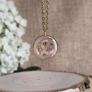 złota zawieszka złoty wisiorek naszyjnik żywica z żywicy kwiaty z kwiatami retro naturalna dziewczęca kobieca różowa gipsówka