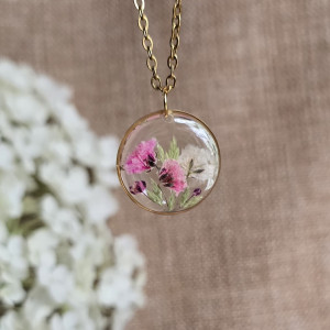 złota zawieszka złoty wisiorek naszyjnik żywica z żywicy kwiaty z kwiatami retro naturalna dziewczęca kobieca różowa gipsówka