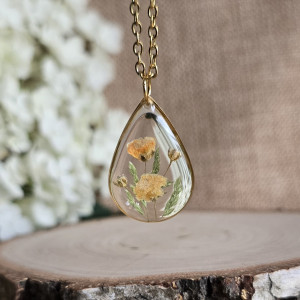 Złota zawieszka złoty wisiorek kwiat naszyjnik żywica z żywicy kwiaty łezka łza kropelka żółta gipsówka