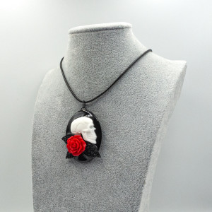 Wisiorek gotycki z żywicy z czaszką i różą pend 011