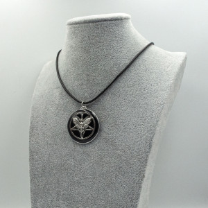 Wisiorek gotycki z żywicy z pentagramem i ćmą pend 012