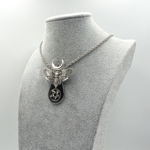 Naszyjnik gotycki z ćmą i pentagramem 03