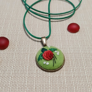 Ręcznie haftowany wisior  WIOSENNY DESZCZ