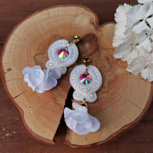 Kolczyki klipsy sutaszowe sutasz/soutache białe z kryształkami i kwiatami ślubne 016/25