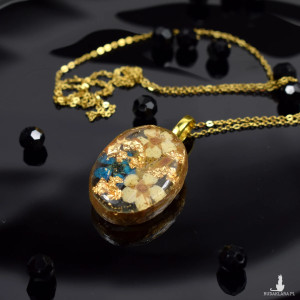 Owalny wisiorek z żywicy z kwiatuszkami i złotymi płatkami